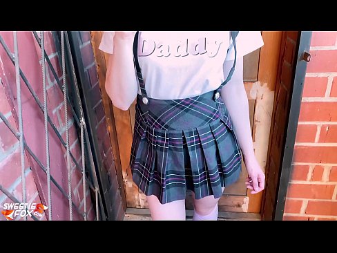 ❤️ Msichana wa shule Ananyonya Dick yake kwa kina na kutombana badala ya madarasa. Video ya kutatanisha  ﹏