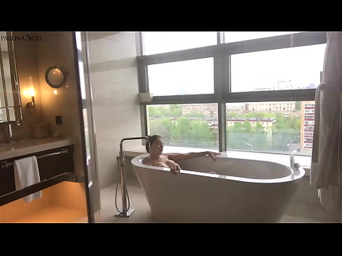 ❤️ Mtoto mkubwa anapepesuka kwa shauku kutoka kwenye kitumbua chake bafuni Video ya kutatanisha ﹏