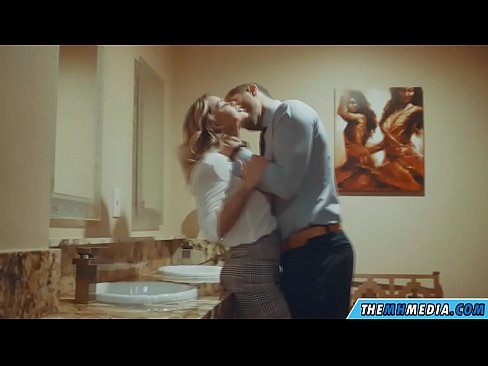 ❤️ Wakati blonde mwenye busty anakutongoza kwenye choo cha umma Video ya kutatanisha ﹏